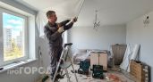 Запомните это один раз: что делать в первую очередь - клеить обои в квартире или натягивать потолок