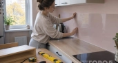 Превратила кухню в маленький Прованс: пудровые фасады и полка с Ozon за 750 рублей добавили интерьеру уюта