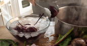 Варить свеклу часами не нужно — хватит 15 минут: овощ станет вкуснее и сочнее всего благодаря одной уловке